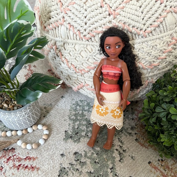 Disney Store Classic Moana Barbie Style Doll 11" Articulated Arms - Picture 7 of 9